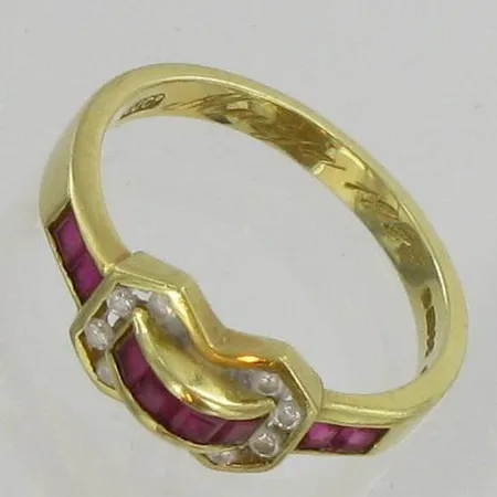 Timanttisormus rubiineilla, 8xn.0,005ct, kaiverrettu, koko 16¾, 750br, paino 3,4g Vikt: 3,4 g