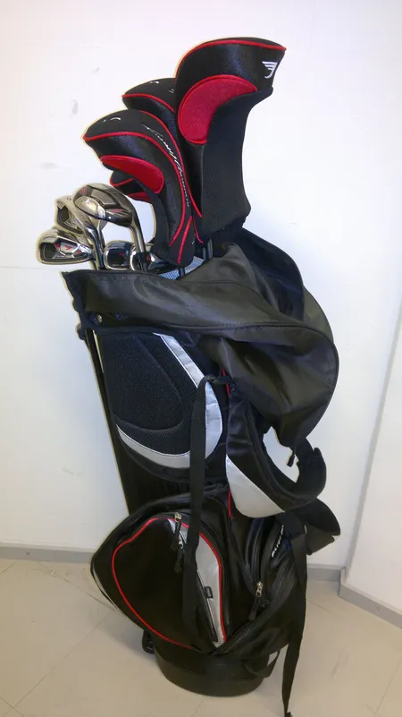 Golf mailasetti Tommy Armour Silver Scot, yksitoista mailaa, Titanium draiveri, puu 5 väyläpuu, sekä hybridimailat 4 ja 5, jalallinen kantobägi.
Rautamailat 6,7,8,9,PW,SW sekä putteri.