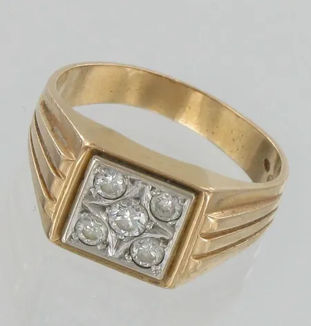 Kantasormus timanteilla 1xn.0.16ct 4xn.0.10ct, koko 21¼, 585, paino 8,0g Vikt: 8   g