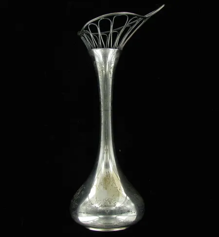 Hopeamaljakko, kaiverrettu, korkeus 210mm, 813, paino 115,5g Vikt: 115,5 g