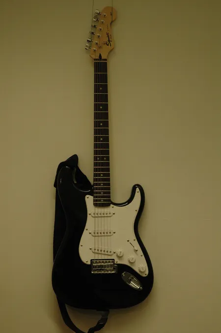 Sähkökitara Squier Strat by Fender, ICS12056442, pemeä kantokassi. Nouto ainostaan myymälästä.