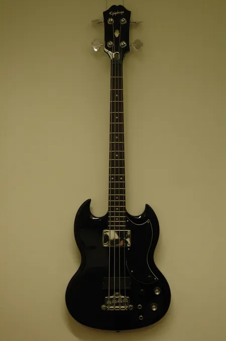 Sähköbasso Epiphone SG, sarjanro.SJ04032440, kova kantolaukku. Nouto ainoastaan myymälästä.