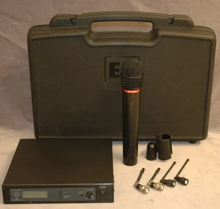 Microfoni Audio-Technica ATW-T162, ATW-R160 vastaanotin, kova kantolaukku. Nouto ainoastaan myymälästä.