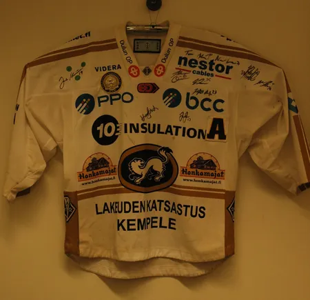Oulun Kärppien pelipaita kaudelta 2010-2011 Mikko Lehtonen, aitoustoditus.