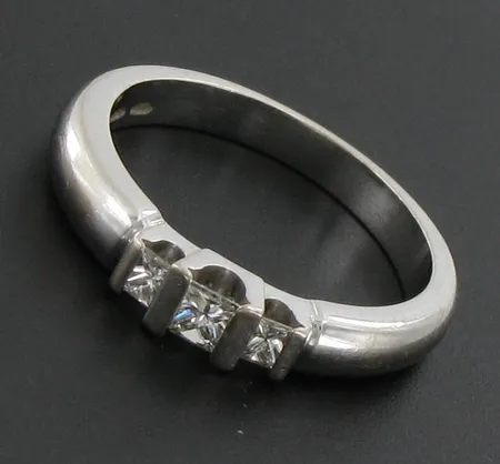 Timanttisormus 1xn.0.15ct 2xn.0.10ct, valkokulta, koko 17½, 585, paino 3,8g Vikt: 3,8 g