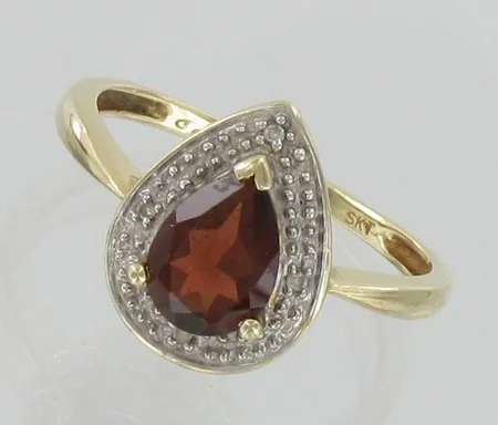 Kivisormus timanteilla 4xn.0.005ct, kelta- valkokulta, kaiverrettu, koko 17½, 585br, paino 2,6g Vikt: 2,6 g