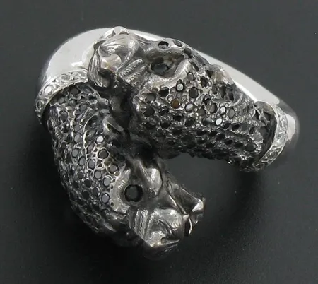 Timanttisormus noin 220x.0.005ct, mustia ja valkoisia timantteja, valkokulta, koko 15¾, 750, paino 34,6g Vikt: 34,6 g
