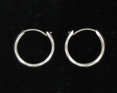 Korvarenkaat, valkokulta, Ø n.12,5mm, 585, paino 0,5g Vikt: 0,5 g