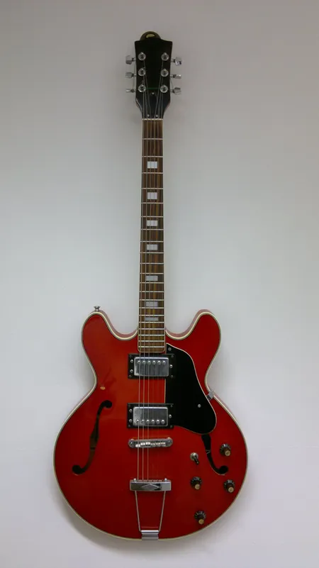 Orkesterikitara Diamond Guitars EA200, sarjanumero 7608912, Made in Japan, pehmeä laukku, pieniä kolhuja