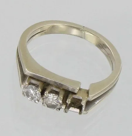 Viallinen timanttisormus 1xn.0.15ct xn.0.12ct, valkokulta, 750, paino 3,4g Vikt: 3,4 g