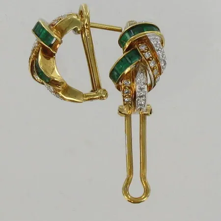 Timanttikorvakoru, 36xn.0.005ct 8/8 hionta, 14kpl smaragdia n.0.40ct, 750br, paino 8,5g Vikt: 8,5 g