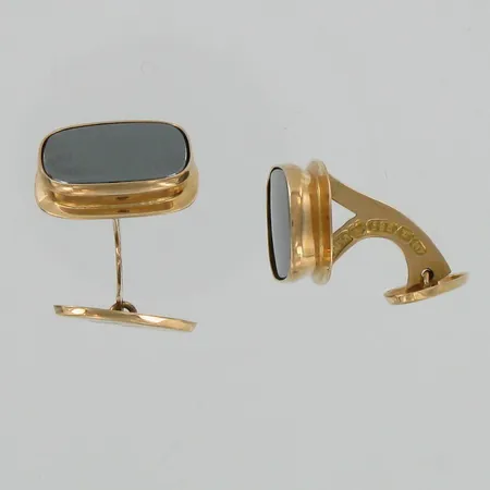 Kalvosinnapit kivillä, kaiverrettu, leveys 18mm, 585br, paino 7,3g Vikt: 7,3 g