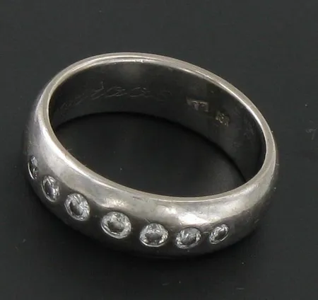 Timanttisormus 7xn.0.01-0.05ct, valkokulta, kaiverrettu, koko 16½, 750, paino 7,3g Vikt: 7,3 g