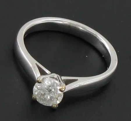 Timanttisormus 1xn0.67ct, valkokulta, koko 16¾, 750, paino 3,7g. Aitoustodistus Vikt: 3,7 g