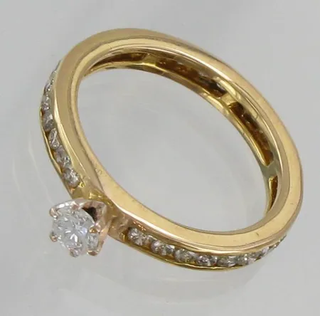Timanttisormus, 1xn.0,23ct ja 32xn.0,03ct, koko 17¾, 585, paino 3,4g + todistus Vikt: 3,4 g