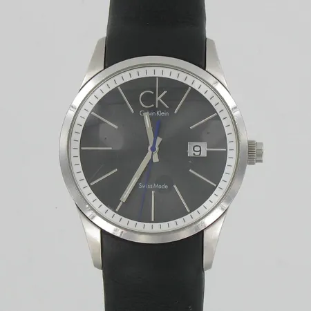 Miesten teräsrannekello Calvin Clein, Ø 41mm, nahkarannekkeella, lasi naarmuilla.
