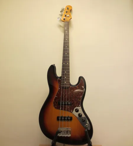 Fender Jazz Bass, serial number MZ5089018, made in Mexico, pehmeä laukku. Nouto ainoastaan myymälästä.