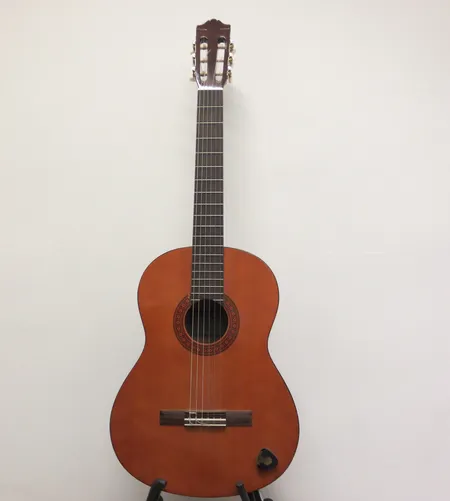 Akustinen kitara Yamaha C40, pussissa