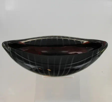 Taidelasi, signeeraus Nanny Still, Riihimäen lasi, pituus 20cm, pohjassa lisäksi kaiverrus II .P. nyrkkeily -54.