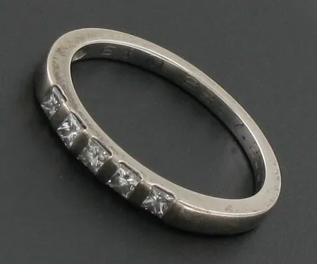 Timanttisormus 5xn.0.05ct, valkokulta, kaiverrettu, koko 16½, 750, paino 2,4g Vikt: 2,4 g