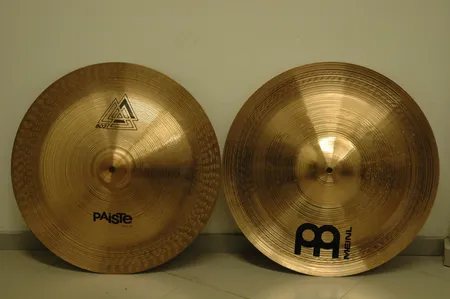 2 peltiä, Paiste 18" ja Meinl 18". Ainoastaan nouto myymälästä