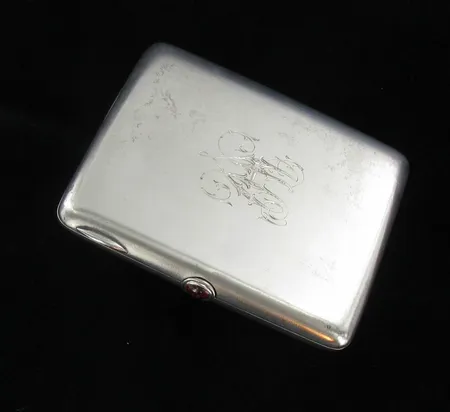 Savukekotelo vuodelta 1925, kaiverrettu, 813br, paino 151,7g Vikt: 151,7 g
