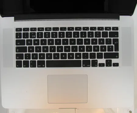 Apple MacBook Pro 15" Retina Quad-Core i7 ja virtajohto. Nouto ainoastaan myymälästä!