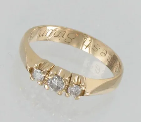 Timanttisormus 1xn.0.07ct 2xn.0.03ct, kaiverrettu, koko 15½, 585, paino 2,2g Vikt: 2,2 g