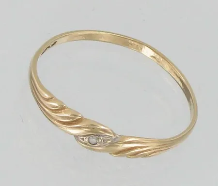 Viallinen timanttisormus 1xn.0.005ct, koko 17¼, 585, paino 0,6g Vikt: 0,6 g