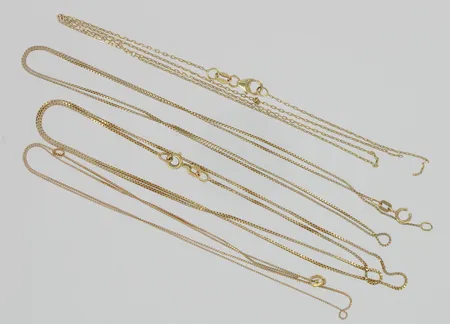 Viallisia kaulakoruja, 585, paino 6,7g Vikt: 6,7 g