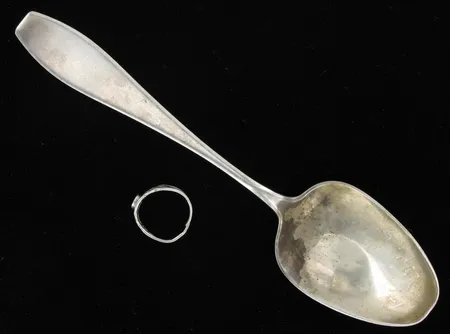 Viallinen lusikka ja sormus, 813-925, paino 30,7g Vikt: 30,7 g