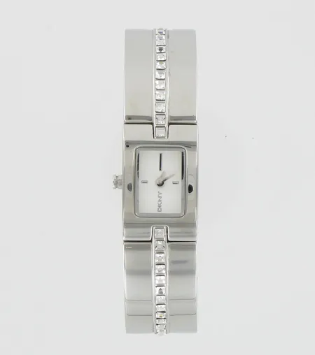 Naisten teräsrannekello DKNY, quartz, lähes käyttämätön, paristo loppunut, taulun mitat 16x24mm, omassa laatikossa, mukana kolme lisäpalaa