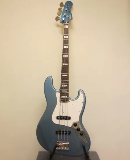 Sähköbasso Fender Jazz Bass, made in Japan, serial number S026789, pehmeä laukku. Nouto ainoastaan myymälästä.