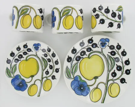 Kolme kuppia (0,18l), kuusi lautasta (3x14cm ja 3x16,5cm), Iittala Paratiisi, design Birger Kaipiainen 1969.