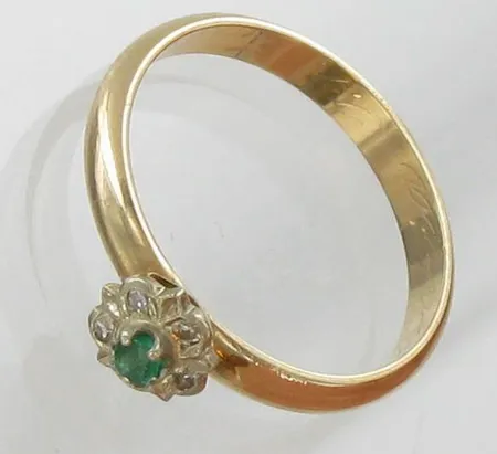Timanttisormus smaragdilla, 5xn.0,005ct, kaiverrettu, koko 18, 750br, paino 3,1g Vikt: 3,1 g