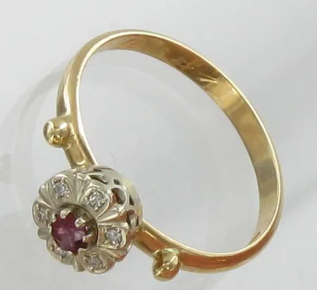 Timanttisormus kivellä, 6xn.0,005ct, kaiverrettu, koko 18, 750br, paino 2,6g Vikt: 2,6 g