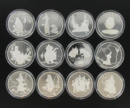 Kaksitoista hopeamitalia, Tove Jansson ja Muumit, 1914- 2001, 925, paino 27,0g kpl, todistukset kansiossa. Vikt: 324   g
