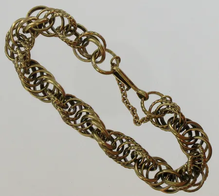 Rannekoru, Kalevala Koru, Setukaisten kääty, pituus n.160mm, pronssi