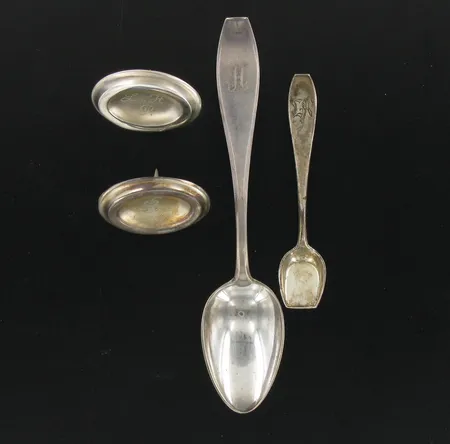 Suolalusikka, juustonapit, kaiverrettuja, kahvilusikka metallia, 813, paino 15,6g Vikt: 15,6 g