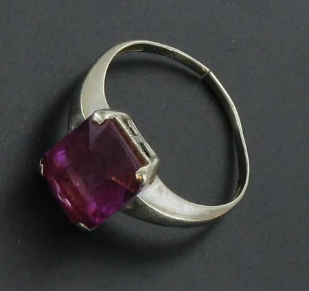 Kivisormus, viallinen, valkokultaa, 585br, paino 2,3g Vikt: 2,3 g