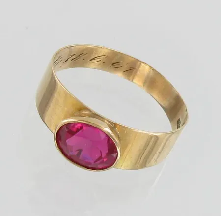 Kivisormus, kaiverrettu, koko 18¼, 585br, paino 2,1g Vikt: 2,1 g