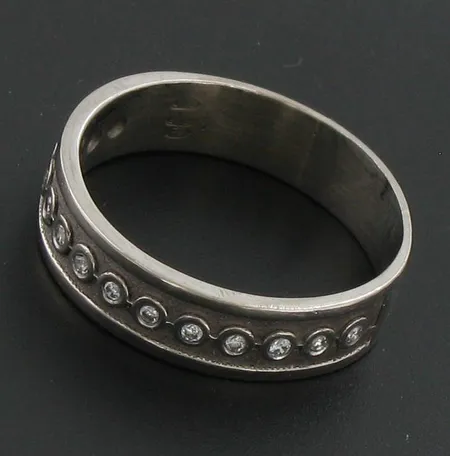 Timanttisormus 14xn.0.02ct, valkokulta, yksi kivi lohjennut, koko 19¼, 585, paino 5,3g Vikt: 5,3 g