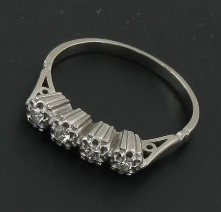Timanttisormus 4xn.0.03ct vanhahiontaisia, valkokulta, käytön jälkiä, koko 17½, 750, paino 2,5g Vikt: 2,5 g