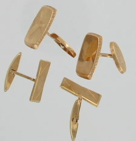 Viallisia kalvosinnappeja, 585br, paino 7,6g Vikt: 7,6 g