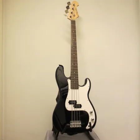 Sähköbasso J&D Guitars ja pehmeä kantolaukku. Nouto ainoastaan myymälästä.