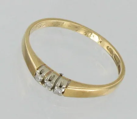 Timanttisormus 3xn0.005ct, kaiverrettu, koko 15¾, 750, paino 1,5g Vikt: 1,5 g