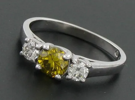 Timanttisormus 1xn.0.57ct 2xn.0.16ct, valkokulta, koko 16½, 585, paino 2,7g Vikt: 2,7 g