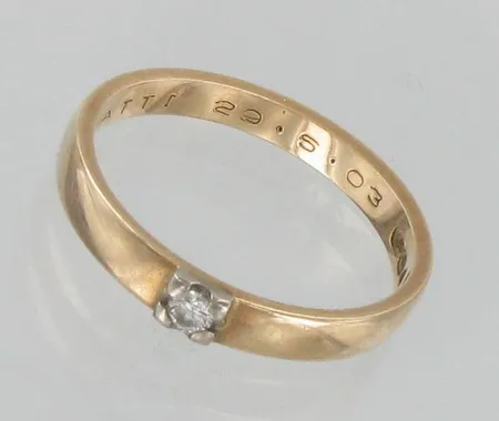 Timanttisormus 1xn.0.05ct, kaiverrettu, koko 17¾, 585, paino 2,5g Vikt: 2,5 g