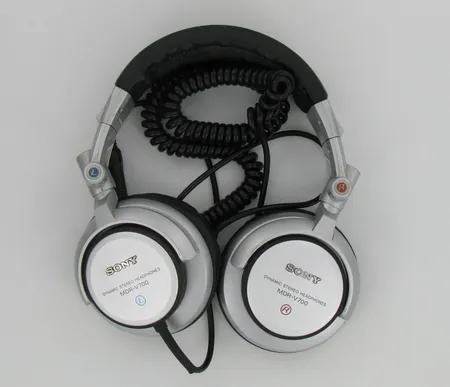 Kuulokkeet Sony Dynamic Stereo Headphones MDR-V700, käytön jälkiä