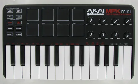 Akai MPK Mini - minikokoinen USB-koskettimisto, mukana USB-johto